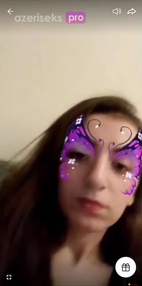 Tüklü kənd qızı açıb göstərir