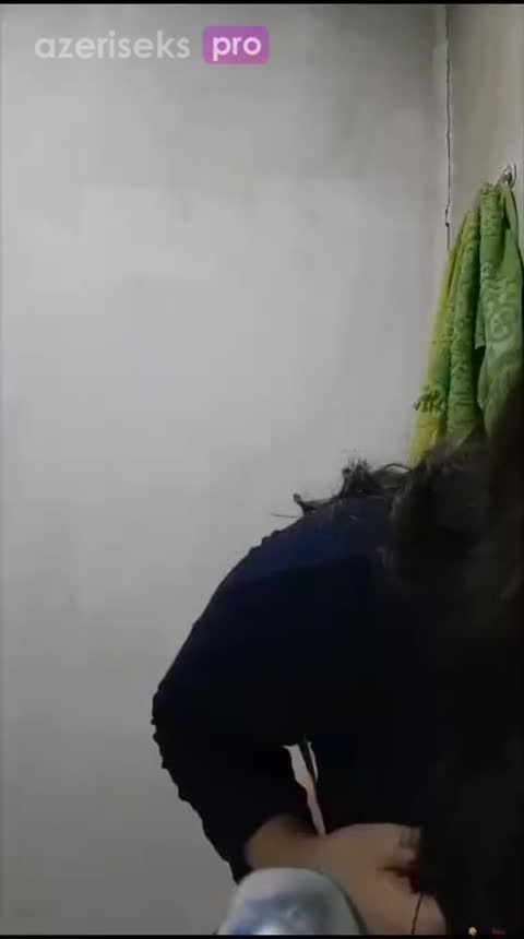 Azəri qız hamamda canlı açıb