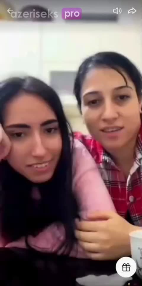 Azəri qız soyunur yayında
