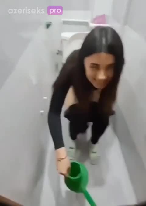 Qız sıçdığı yerdə ifşa edilir