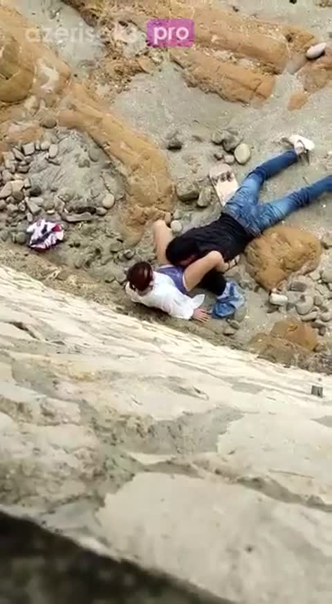 Oğlan moykada işləyir