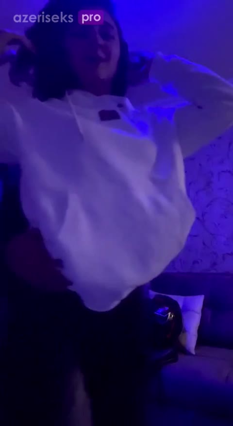Azəri qız hoteldə çalır oxuyur