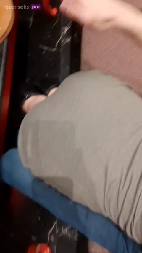 Klubda qızı soyundurub götünə vurur