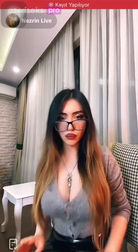 İngilis dili müəlliməsi canlıda soyunub pul dilənir