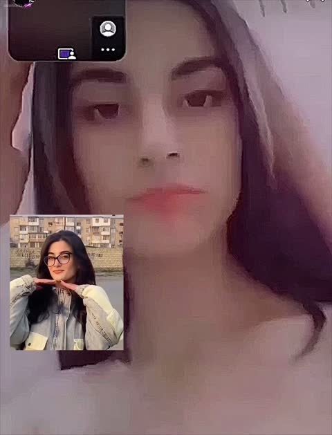 Döşlərini və amcığını göstərir