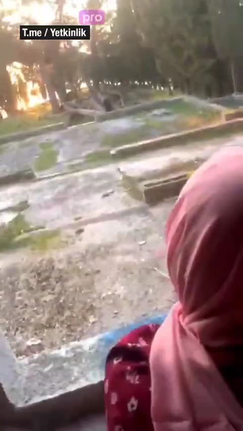 İzləyicidən gələn qaqaş rayonda başı bağlı qızın yənisini vurur