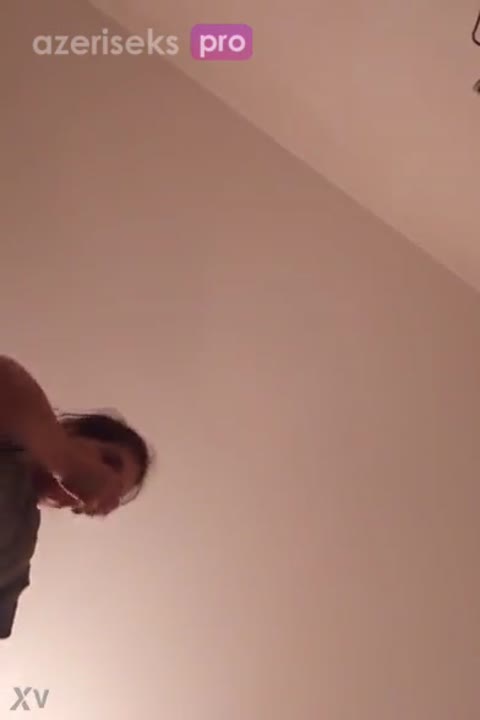 Öz arvadına belinə çıxardıb ətək altını çəkir