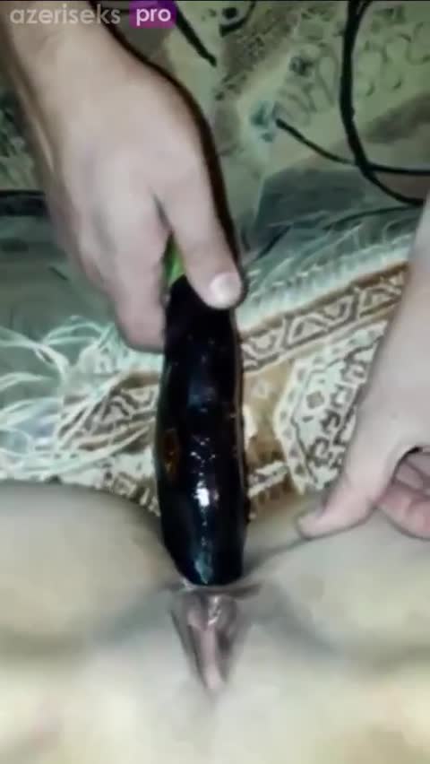 Azəri qaqaş qızın amcığına badımcan soxur
