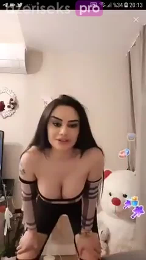 Naz mila döşlərini göstərir