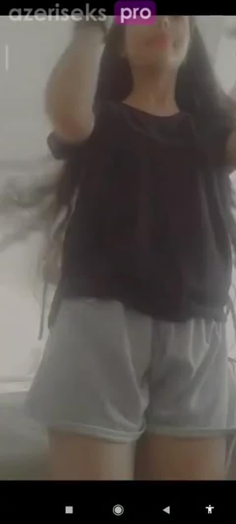 Azeri azyaşlı qız soyunur