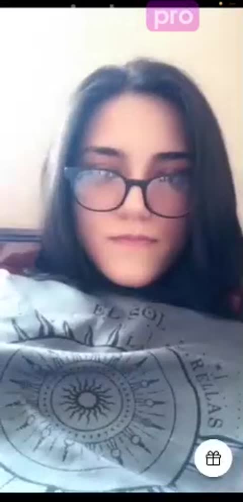 Canlı yayımda döşünü əlləyir