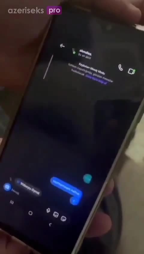 Az yaşlı qız amcığını oynayır video çəkir