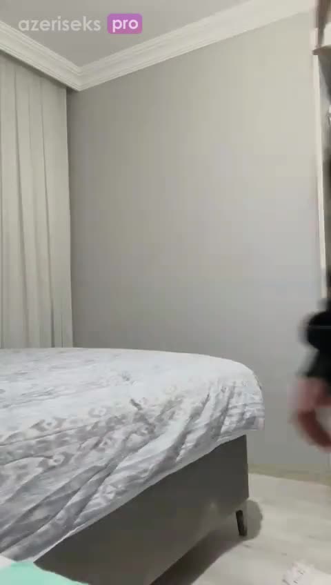 18 yaşlı qız qlamurka kamera qabağında soyunur