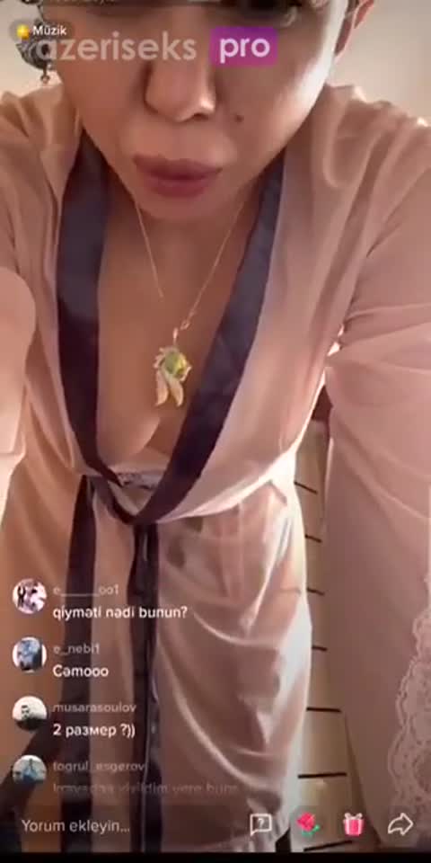 Canlıda paltardan məməsi görsənir