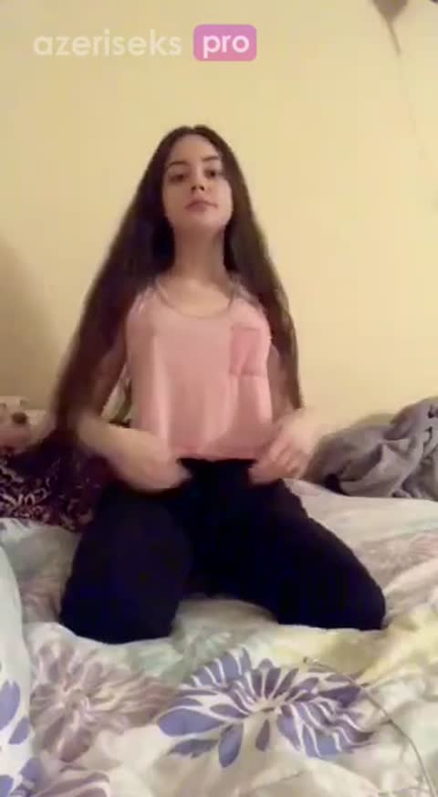 Az yaşlı qız soyunur