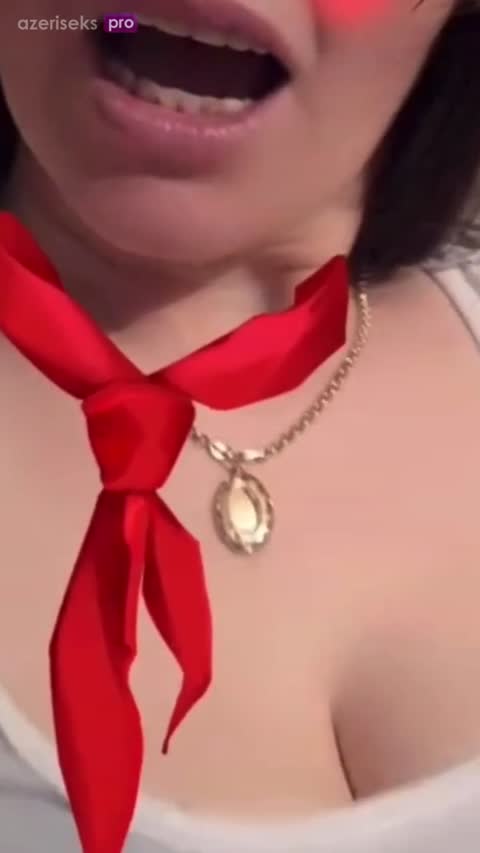 Tangoda döşünü göstərən qadın