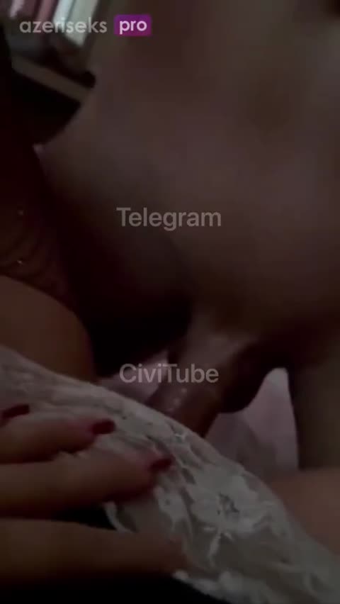 Qəhbə günəşin ağyın aralayıb amcığını sikir