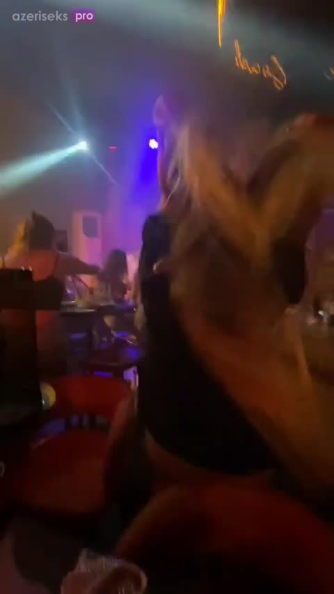 Azəri qızı günel barda götün göstərdi