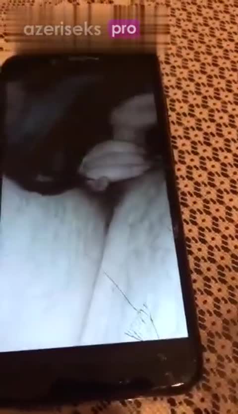 İzləyicimizdən gəldi, tanış olduğu qızı evə aparıb çaldırır