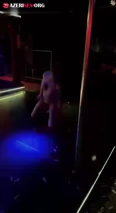 Bakı clubunda lüt dans etdi