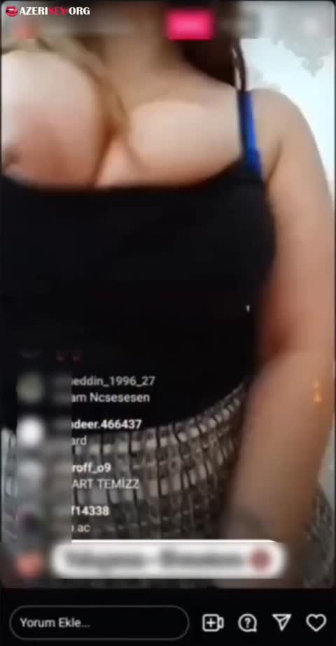 Qəhbə Aygün canlı yayımda döşlərini açıb göstərdi