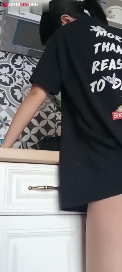 Quxnada işləyən balaca götlü qəhbə