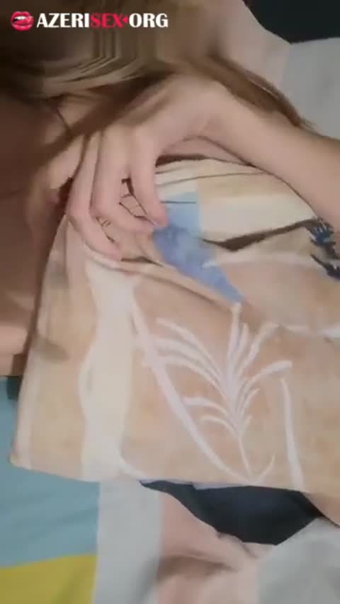 Yanığ Azəri qızı yatağında lüt uzanıb siki durğuzan hərəkətlər edir
