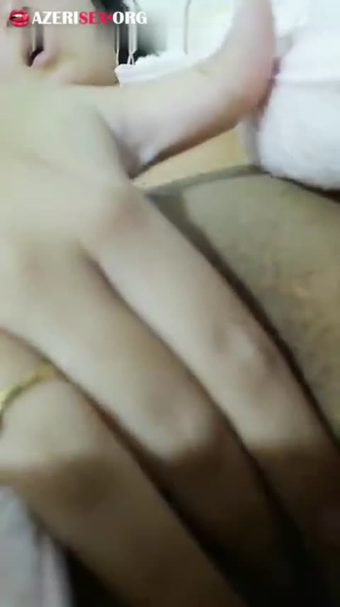 Yasəmən adlı izləyicimiz amcığını əlliyib keyf alır