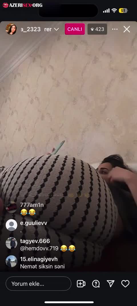 Qəhbə Renka Tiktokda canlı yayımda donbalıb götünü göstərir