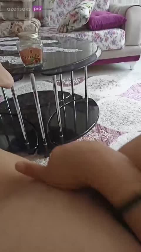 Evdə ürəyi sıxılan Laylə amcığına butulka soxur