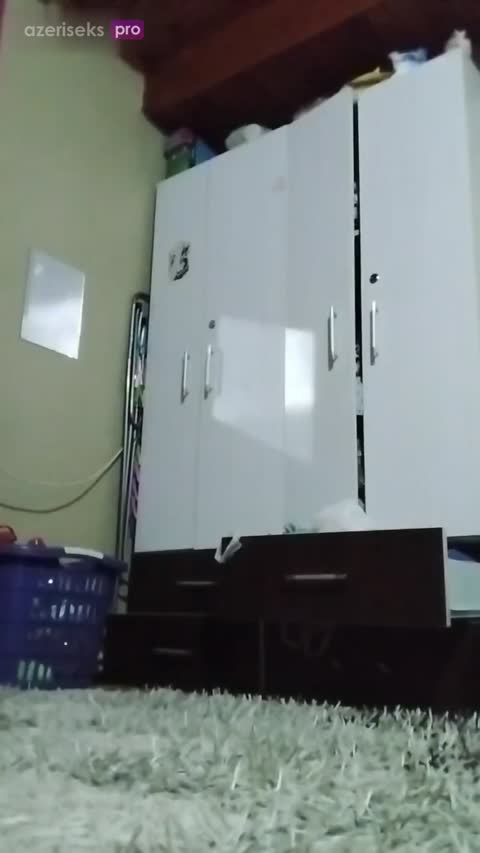 Qız mənə görə soyunub hoqqa verir, yanır