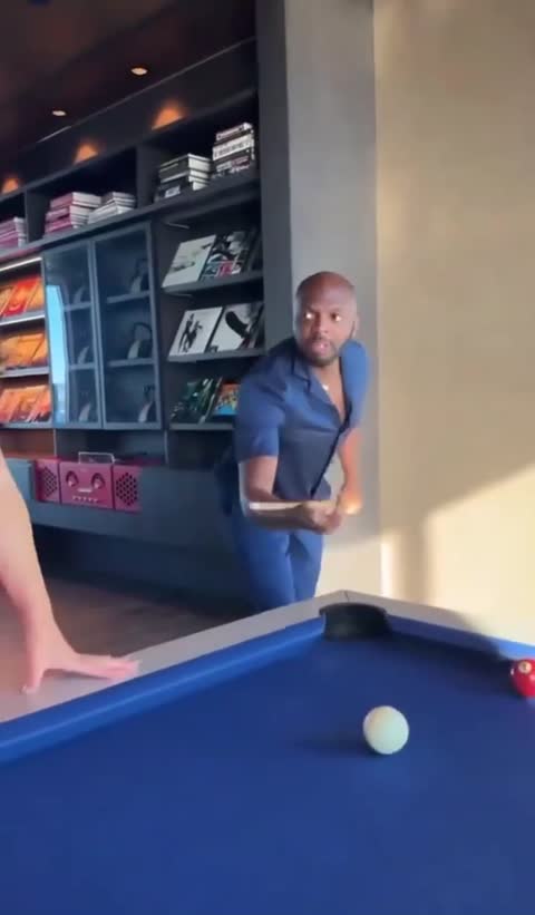 Qızın amcığı ilə bilyard atan qaqaş