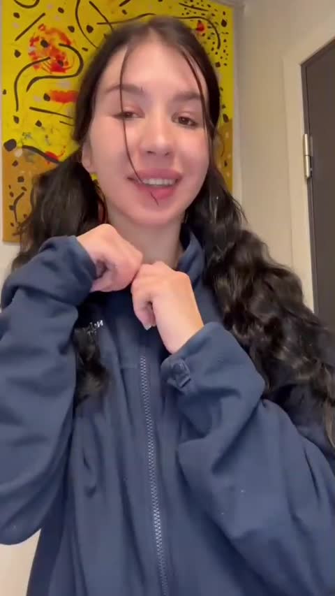 Alessia_Green Döş və Kiçik Döş Göstərir