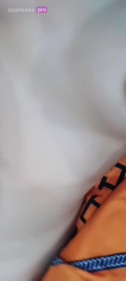 Azəri lüt soyunub